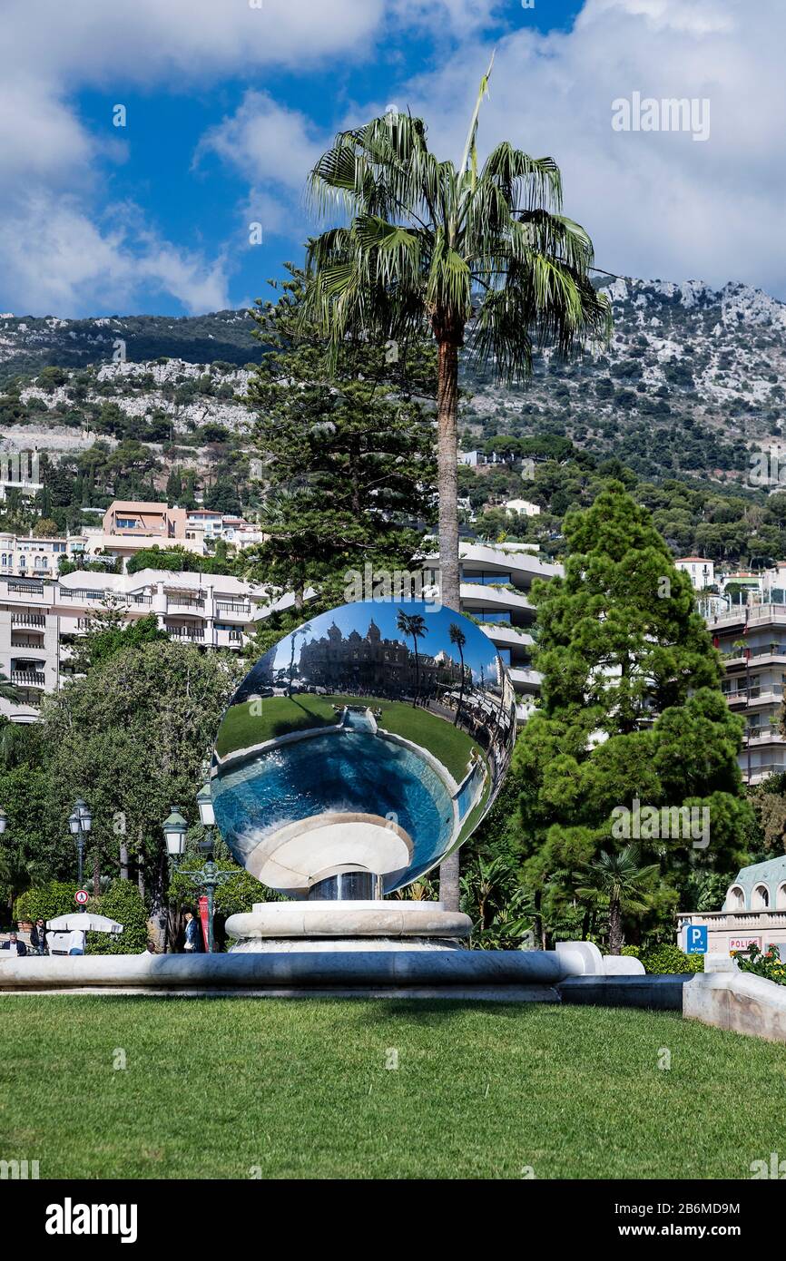 Sculpture du miroir du ciel à Monaco. Banque D'Images