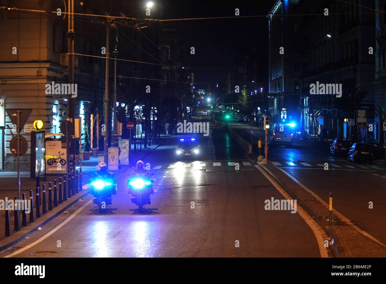 Les policiers italiens patrouillent dans une rue, au centre de Naples, vide après que le gouvernement italien ait imposé des restrictions nationales sans précédent pour contrôler le coronavirus COVID-19 Banque D'Images