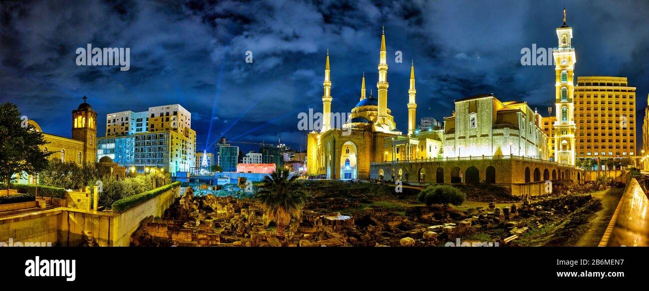 Bâtiments éclairés la nuit, Beyrouth, Liban Banque D'Images