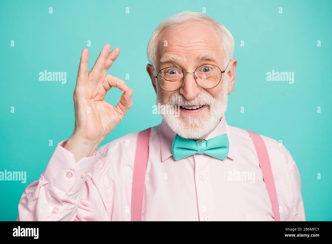 Gros plan photo de grand-père gris à poil gris montrant le symbole clé  express accord vêtements spécifications chemise rose bretelles noeud  papillon isolé couleur bleu-bleu Photo Stock - Alamy