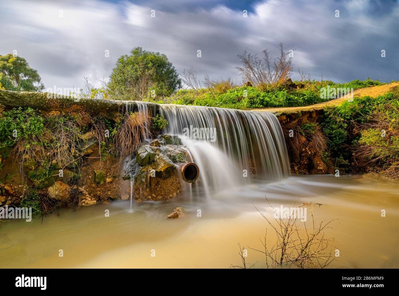 Chute d'eau après une forte pluie dans la vallée de Marsalforn, Gozo Malta Banque D'Images