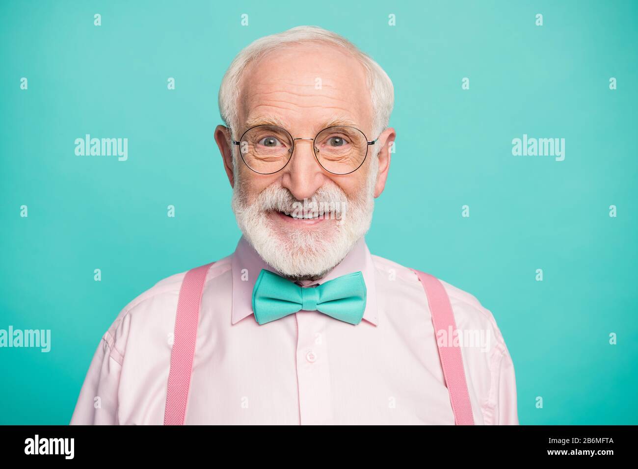 Gros plan photo de superbes vêtements stylés grand-pa positif visage  expression sourire bonne humeur vêtements spécifications chemise rose  suspenders noeud papillon isolé lumineux Photo Stock - Alamy