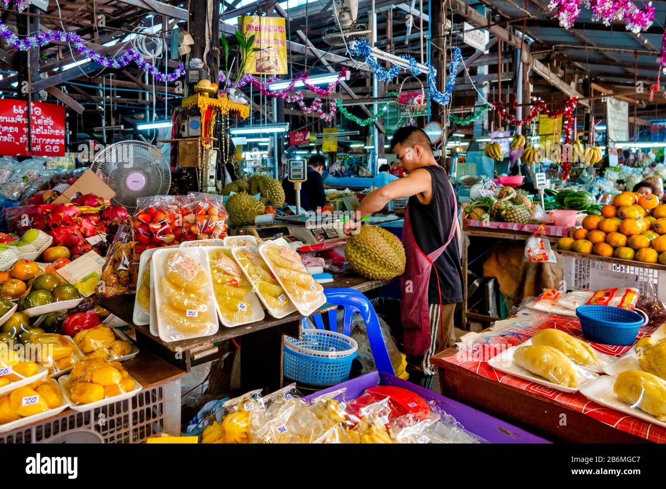 Calage des fruits dans le marché de Somphet, Chiang Mai, Thaïlande Banque D'Images Calage des fruits dans le marché de Somphet, Chiang Mai, Thaïlande Banque D'Images