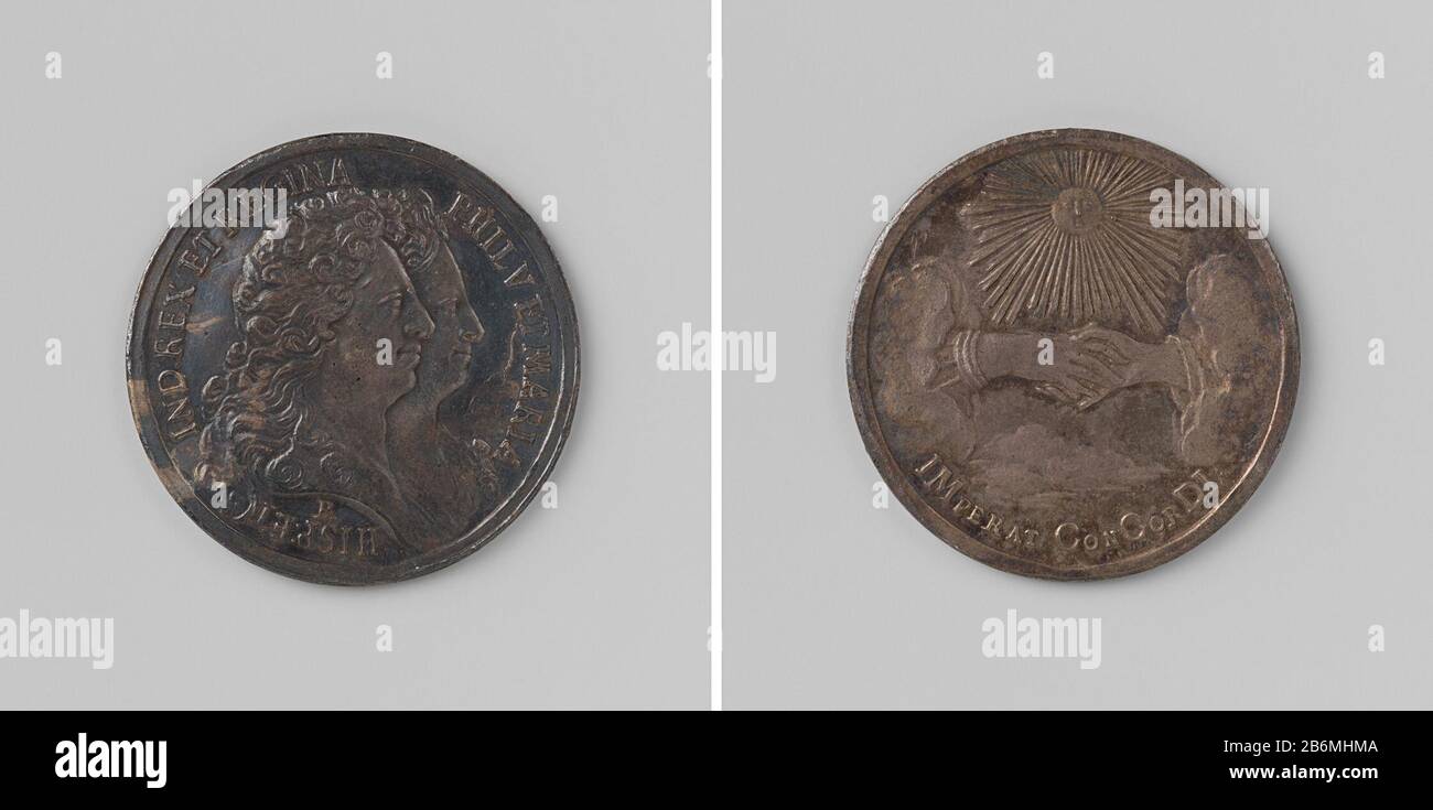 Filips V, koning van Spanje en zijn vrouw Maria Louisa Gabriela van Savoye Zilveren penning. Voorzijde: Borststuk man en vrouw binnen omschrift. Keerzijde: Twee ineen geslagen handen uit wolken beschenen door zon binnen omschrift Fabricant : Philippe Roëttiers (II)Plaats fabrication: Antwerpen Dating: 1702 matériau: Zilver Techniek: Slaan Dimensions: D 3 cm. × g 9,39 gr Date: 1702 - 1702Wie: Fifips V (koningin van Spanje)Marie Louise II (koningin van Spanje) Banque D'Images