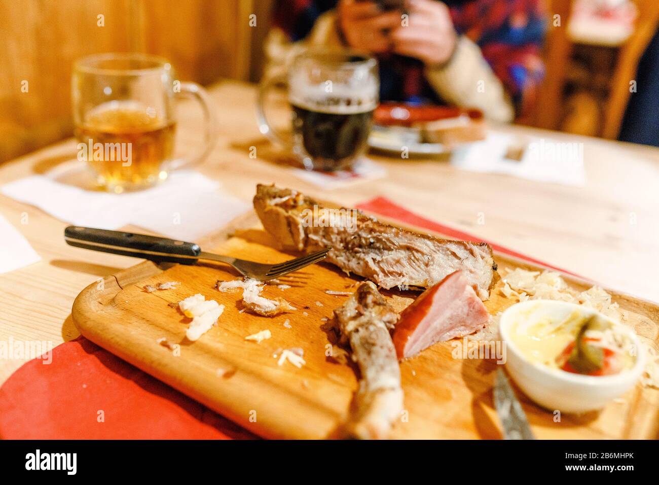 Une tasse de bière tchèque et des saucisses traditionnelles et de la viande de porc sur une assiette blanche au bar ou au restaurant Banque D'Images