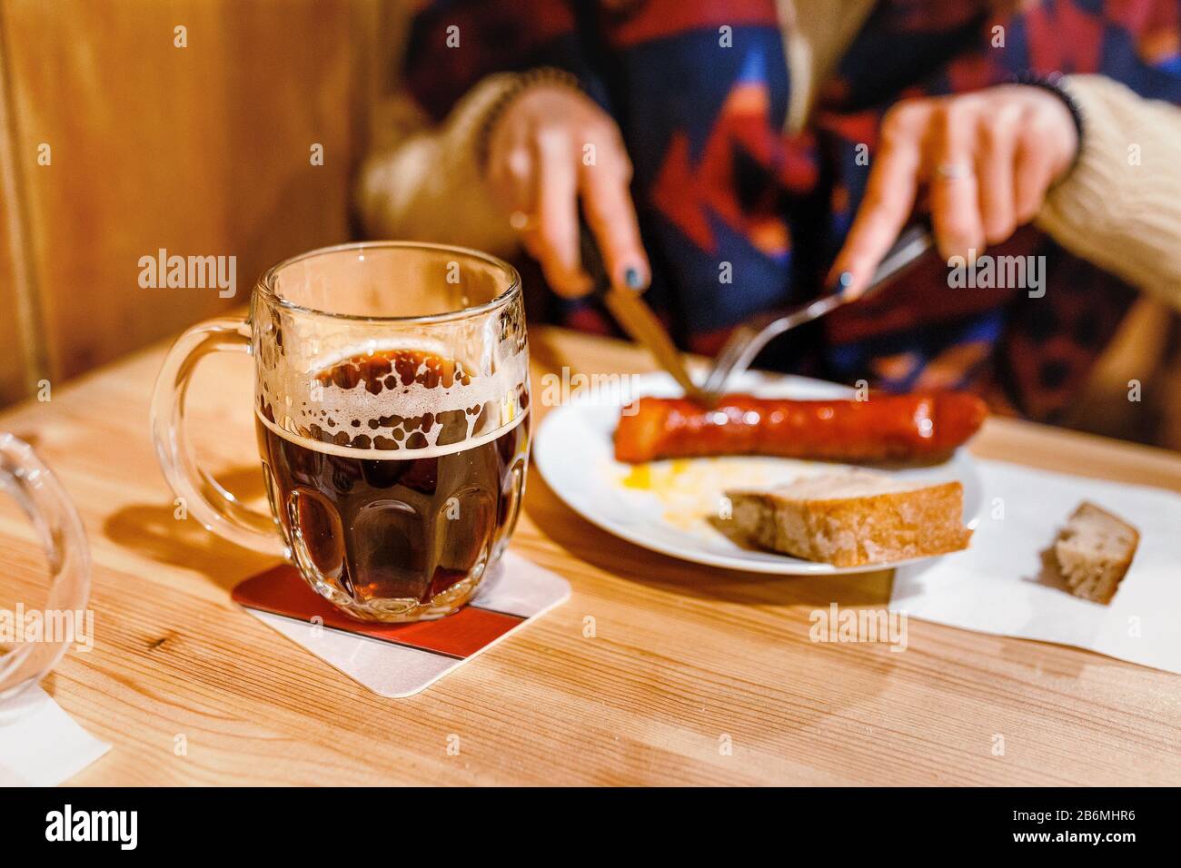 Une tasse de bière tchèque et des saucisses traditionnelles et de la viande de porc sur une assiette blanche au bar ou au restaurant Banque D'Images