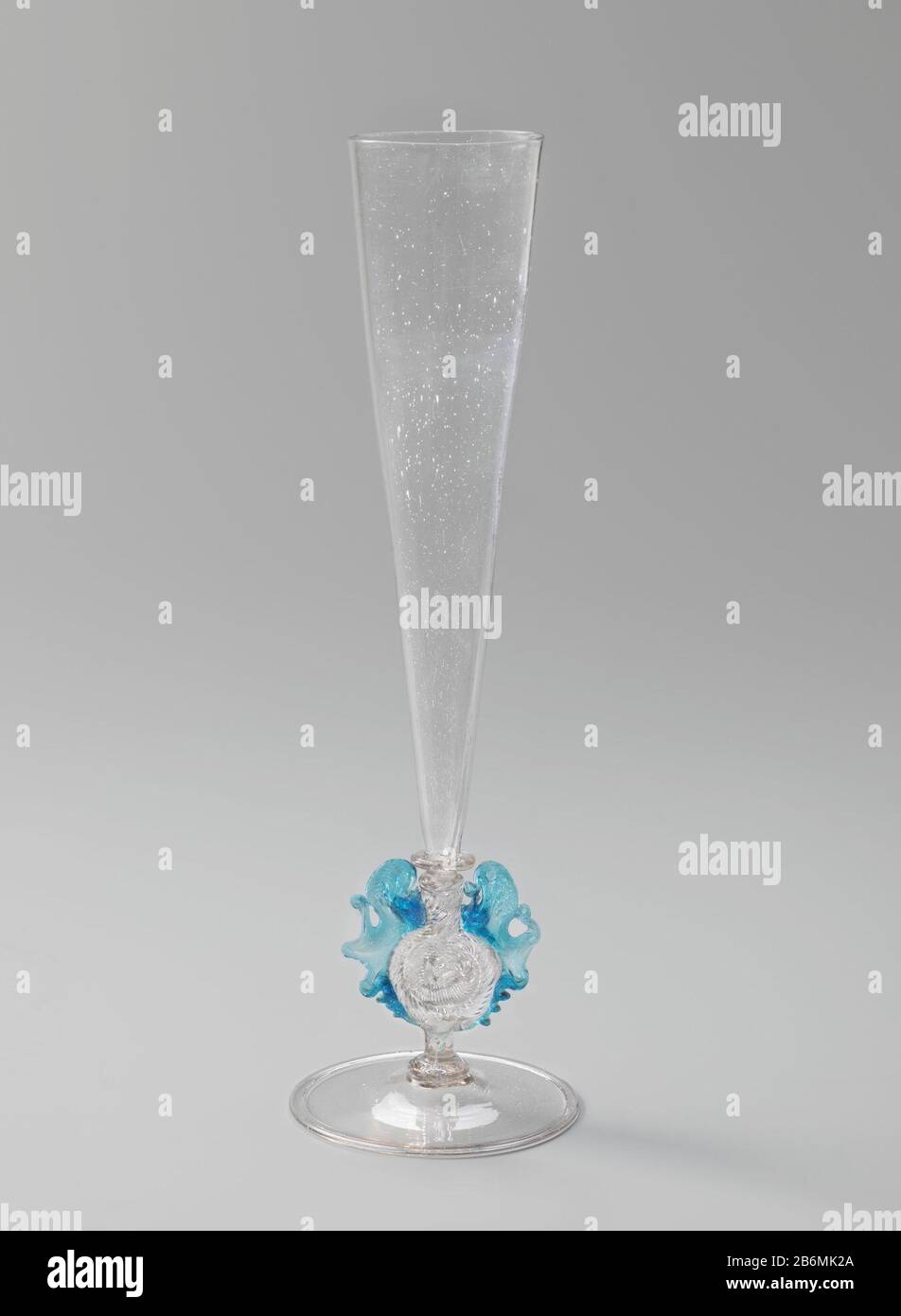 Fluitglas met blauwe vleugels Flute verre sur pied plat avec bord replié. La déformation formée par un tube strié torsadé enroulé, Où : de chaque côté une aile bleue. Tasse en forme d'entonnoir sur un schijf plat. Fabricant : glasblazer: Fabrication anonyme: Venise Dating: CA. 1550 - ca. 1600 Caractéristiques physiques: Verre clair, incolore et bleu: Verre technique: Fçon la Venise / verre-soufflage dimensions: H 28.0 cm. D × 8,6 cm. Plan du sol: D 8,6 cm. Banque D'Images