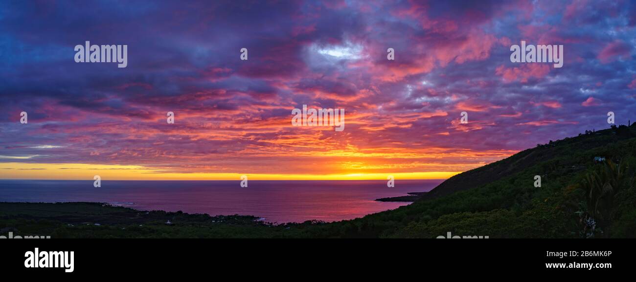 Vue sur le coucher du soleil sur la mer, Kealakekua Bay, Hawaï, États-Unis Banque D'Images