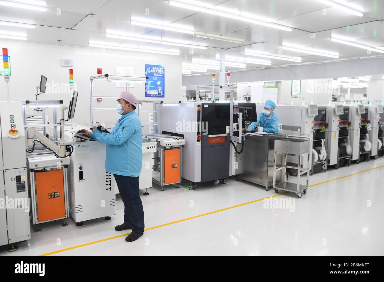 Chongqing, La Municipalité Chinoise De Chongqing. 11 mars 2020. Le personnel travaille à l'atelier SMT (surface Mounted Technology) d'OPPO (Chongqing) Intelligence Technology Limited dans le district de Yubei, dans la municipalité de Chongqing, dans le sud-ouest de la Chine, le 11 mars 2020. Yubei a mis en place des politiques pour aider les entreprises locales à reprendre leurs activités de manière ordonnée. Plus de 2 900 entreprises du district ont repris la production mardi. Crédit: Wang Quinchao/Xinhua/Alay Live News Banque D'Images