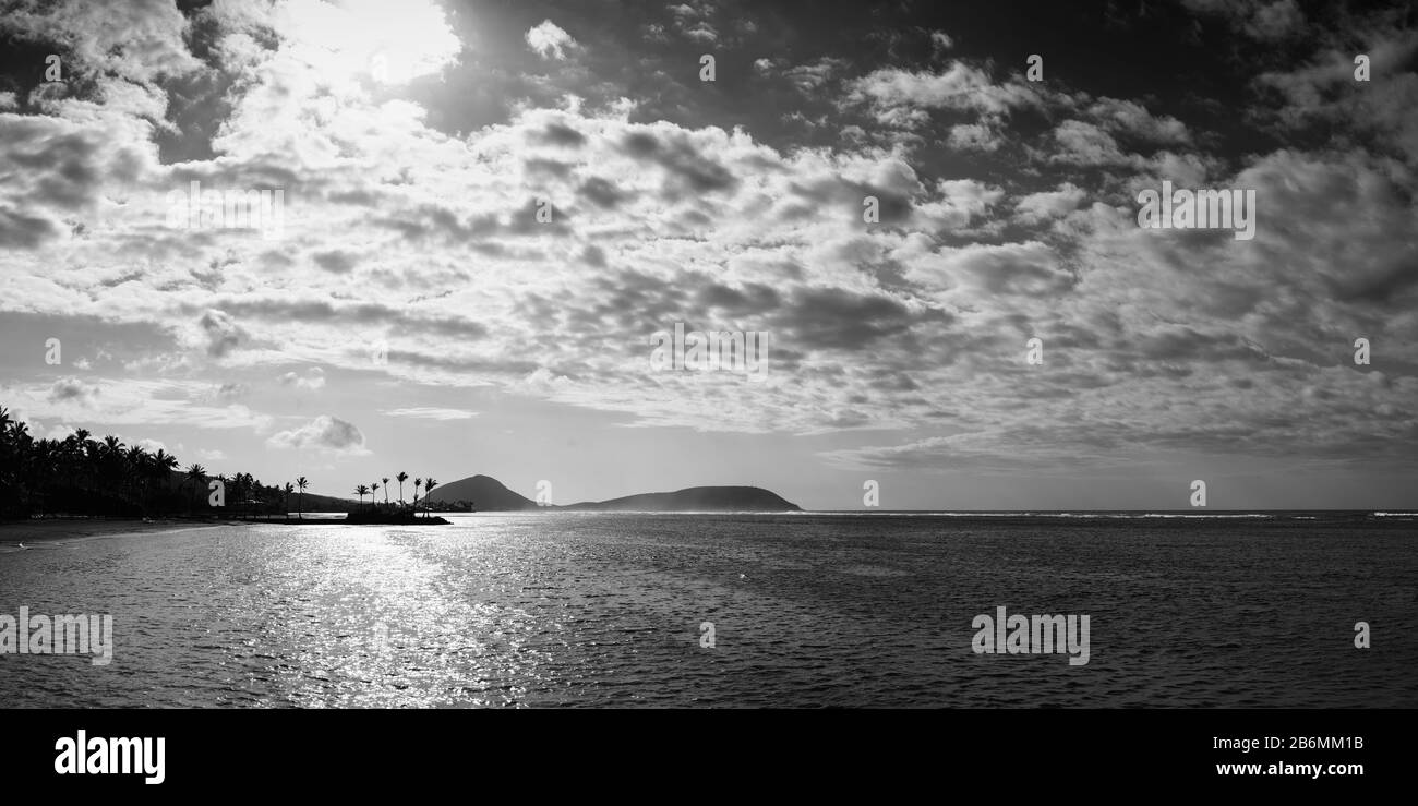 Vue sur la mer avec vagues, Oahu, Hawaï, États-Unis Banque D'Images