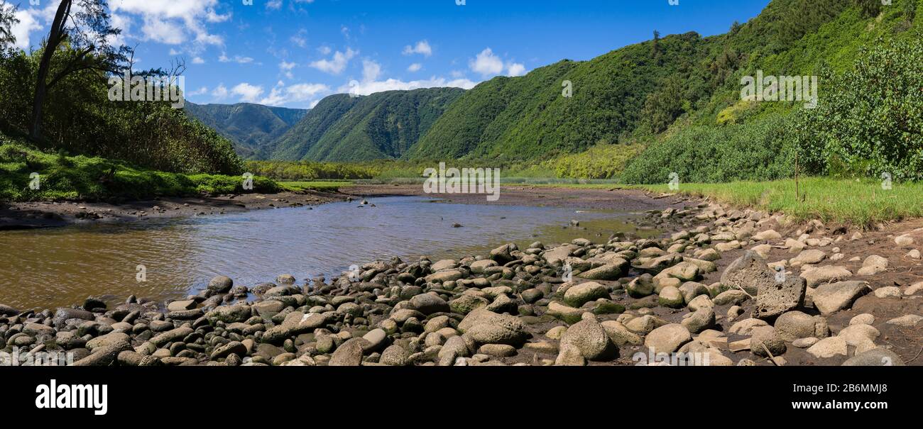 Vue sur la rivière et les pierres, Pololu Valley, North Kohala, Pololu, Hawaii, États-Unis Banque D'Images