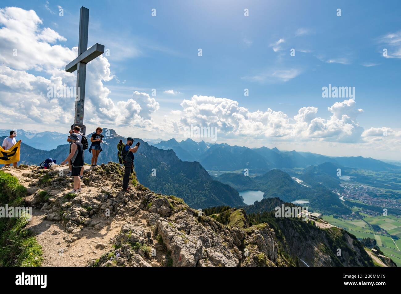 Randonnée pédestre et escalade sur le Tegelberg via la via ferrata au château de Neuschwanstein dans les Alpes d'Ammergau près de Schwangau Banque D'Images