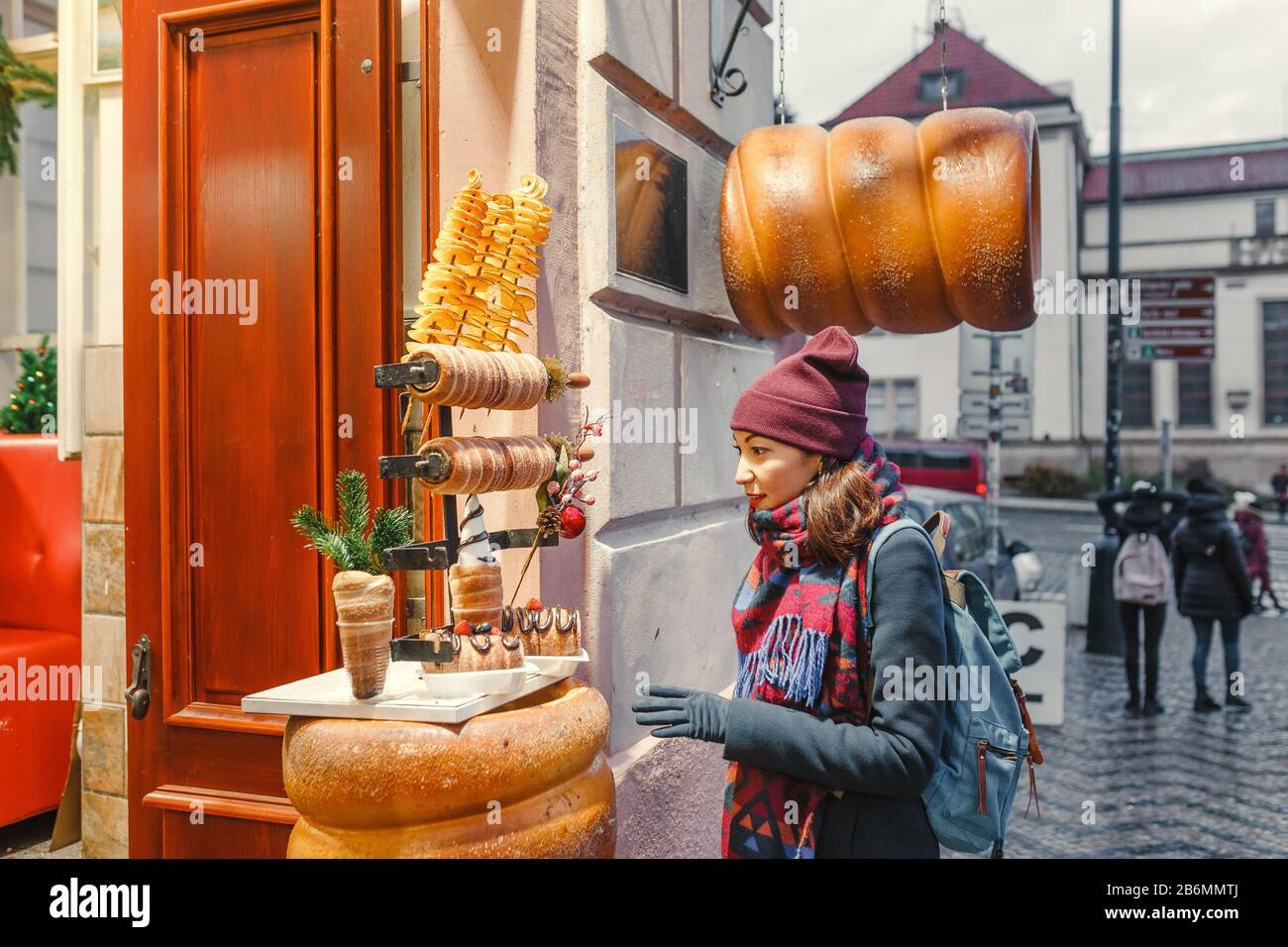 Faites vos achats à Prague en vendant de la charcuterie locale Trdelnik Banque D'Images