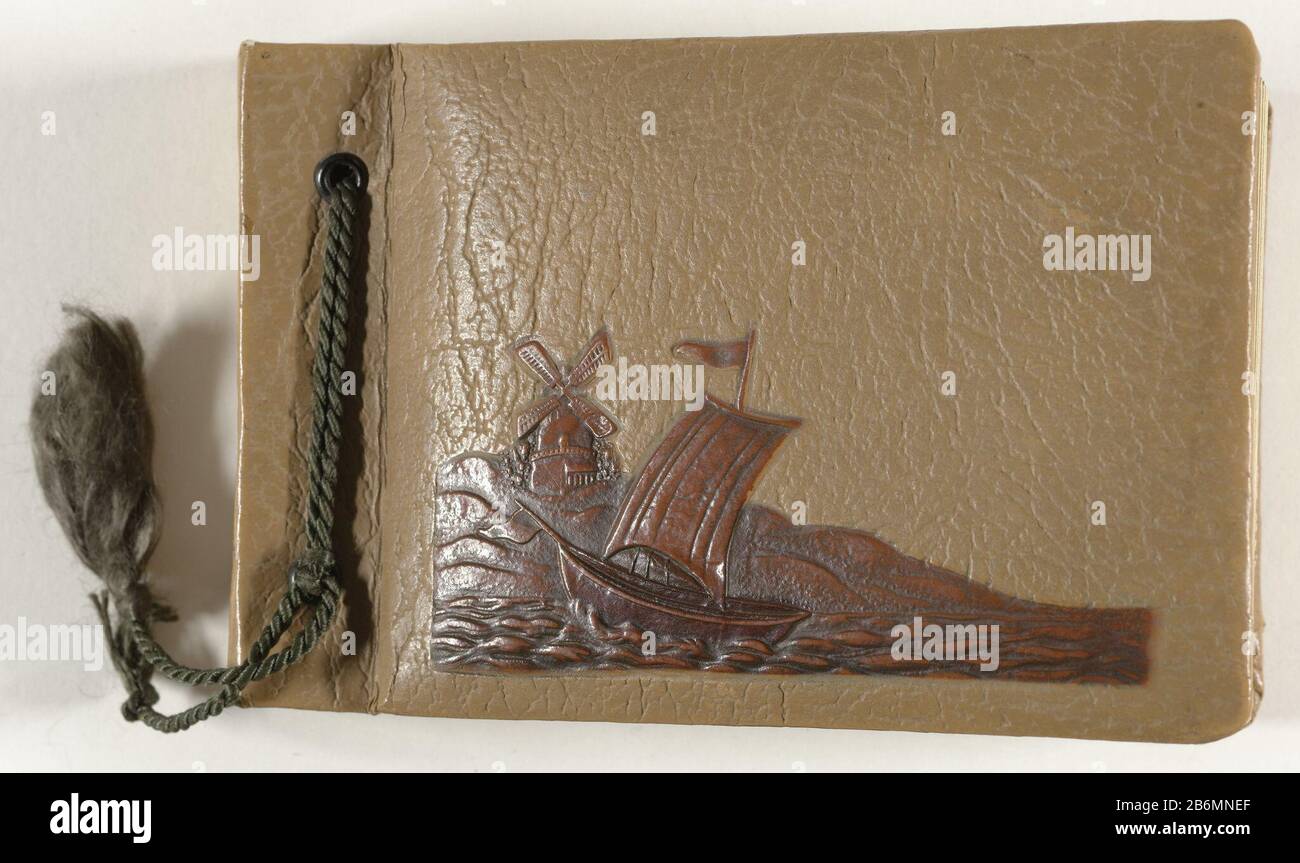 Fotoalbum Kriegsmarine photo d'un petit soldat allemand de la seconde Guerre mondiale réalisée par un soldat de la Marine. Enveloppez la similicuir beige avec une photo d'un bateau en mer et un cordon à travers le dos. Inside Work se compose de 24 pages avec 49 photos. La plupart des photos prises aux Pays-Bas, principalement dans le barrage. L'album montre également la maison de la Marine (Dienstelle 23 443) et les marins y sont restés, les marins à bord de leur bateau et plusieurs bateaux de pêche néerlandais et des bateaux de rivière. D'autres photos de villes et villages néerlandais Où: Sous Leeuwarden. Fabricant : Photographe : fabrication anonyme Banque D'Images