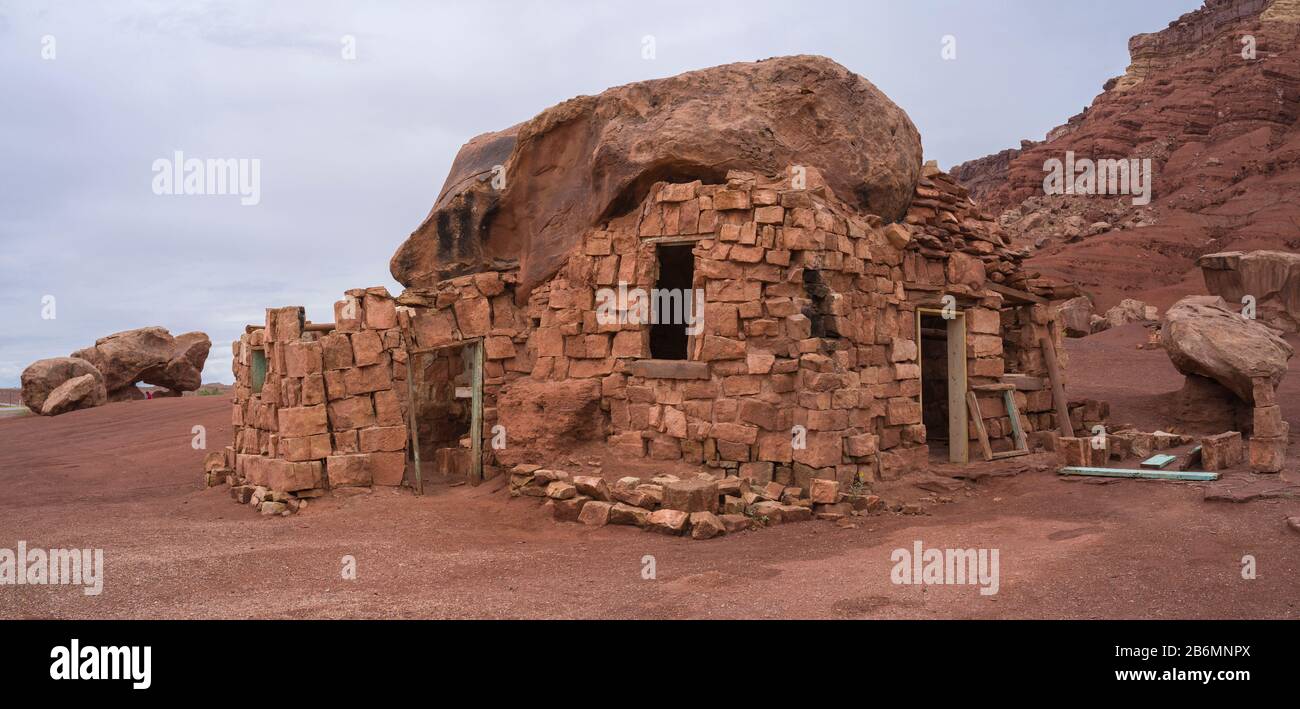 Vue sur la maison en pierre dans le canyon, Marble Canyon, Arizona, États-Unis Banque D'Images