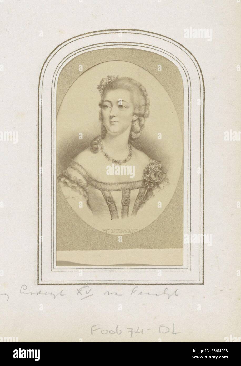 Partie de l'album photo avec 123 cartes de visite des membres des familles royales européennes, des politiciens et des personnalités célèbres. Fabricant : Photographe: Anonyme à imprimer par: Date anonyme: 1855 - 1880 Caractéristiques physiques: Albumen matériaux à imprimer: Papier carton papier photo technique: Albumen dimensions à imprimer: Photo: H 83 mm × b 57 mmkarton: H 105 mm × W 63 mm Objet: Robe de personne historique, coiffures ou coiffures - aa -  womennecklacorsageWie: Madame du Barry Banque D'Images