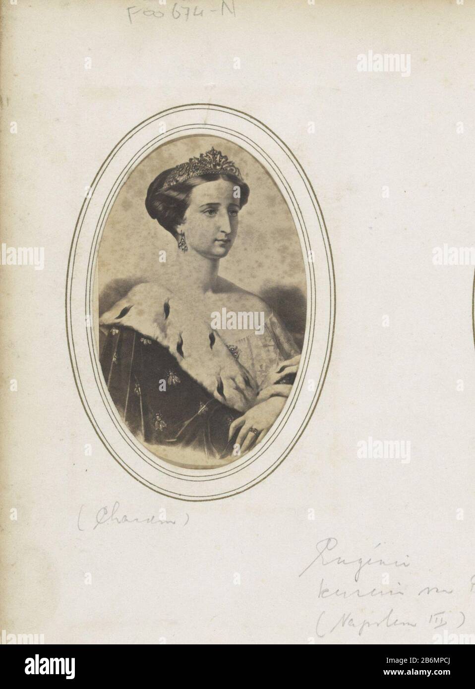 Partie de l'album avec 123 cartes-de-visite des membres des familles royales européennes, des politiciens et des personnalités célèbres. Fabricant : Photographe: Alfred le Jeune Chardon Éditeur: Bulla Brother à imprimer par: Anonyme à la peinture de: Fabrication anonyme: Paris Date: 1855 - 1875 Caractéristiques physiques: Albumen matériel d'impression: Papier en carton papier photographique technique: Albumine Dimensions de pression: Passe-partout: H 88 mm × b 51 mm Objet: Homme historique manteau impérial (symbole ou souveraineté) diadem, tiaraWie: Eugénie (impératrice des Français) Banque D'Images