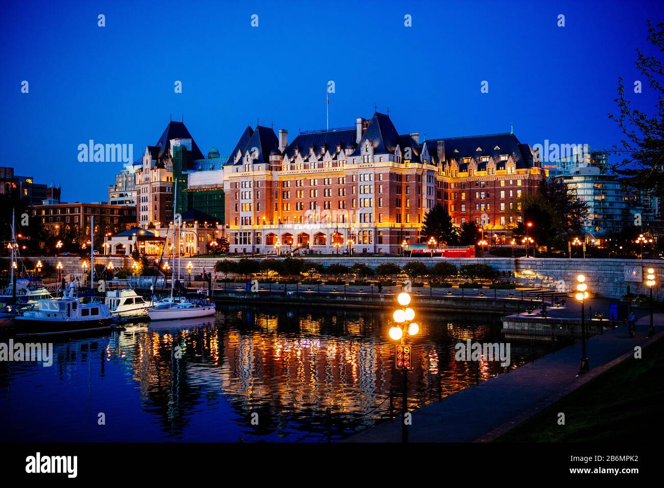 Vue sur l'hôtel éclairé, Victoria, Colombie-Britannique, Canada Banque D'Images