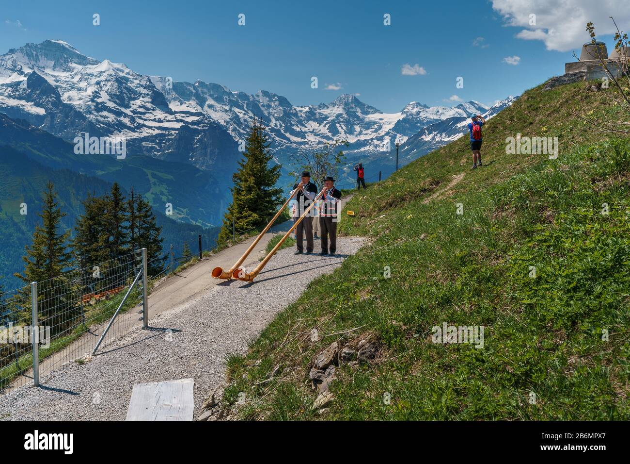 Deux gars qui jouent la corne alpine pour accueillir les touristes sur le Schynige Platte en Suisse Banque D'Images