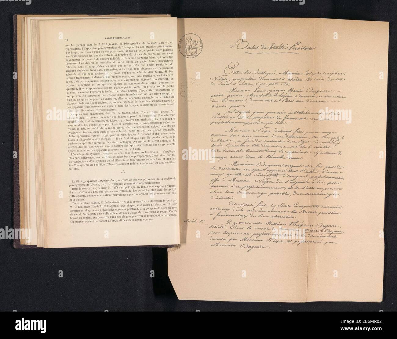 Photo reproduction de la première page du contrat de coopération entre Louis Daguerre et Nicéphore Niépce Type d'objet : photo-mécanique page de reproduction Numéro d'objet: RP-F-2001-7-1101A-3 Fabricant : fabricant: L. Landa (indiqué sur l'objet) à voir: Fabrication anonyme: Chalon-sur-Saône Dating: 1867 matériel: Papier technique: Photolithographie: Dimensions: Imprimer: H 320 mm × W 248 mmToelichtingPrent après la page 44. Objet : écriture manuscrite, texte écrit Banque D'Images
