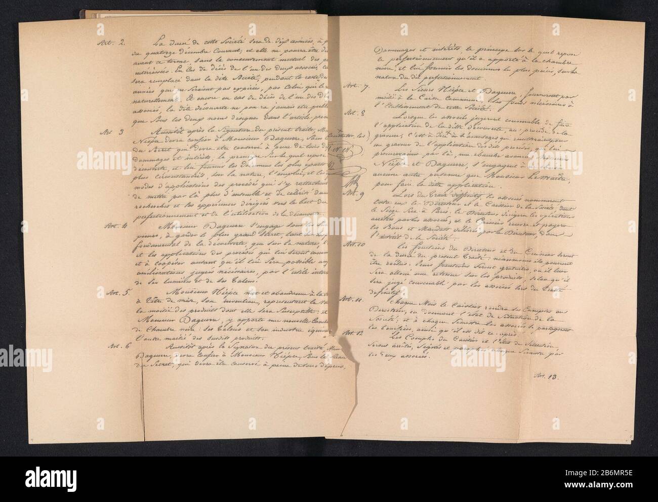 Photo reproduction de la deuxième page du contrat de coopération entre Louis Daguerre et Nicéphore Niépce Type d'objet : photo-mécanique page de reproduction Numéro d'objet: RP-F-2001-7-1101A-4 Fabricant : fabricant: L. Landa (indiqué sur l'objet) à voir: Fabrication anonyme: Chalon-sur-Saône Dating: 1867 matériel: Papier technique: Photolithographie: Dimensions: Imprimer: H 320 mm × W 248 mmToelichtingPrent après la page 44. Objet : écriture manuscrite, texte écrit Banque D'Images