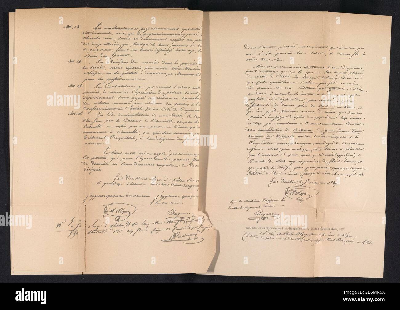 Photo reproduction de la quatrième page du contrat de coopération entre Louis Daguerre et Nicéphore Niépce Type d'objet : photo-mécanique page de reproduction Numéro d'objet: RP-F-2001-7-1101A-6 Fabricant : fabricant: L. Landa (indiqué sur l'objet) à voir: Fabrication anonyme: Chalon-sur-Saône Dating: 1867 matériel: Papier technique: Photolithographie: Dimensions: Imprimer: H 320 mm × W 248 mmToelichtingPrent après la page 44. Objet : écriture manuscrite, texte écrit Banque D'Images