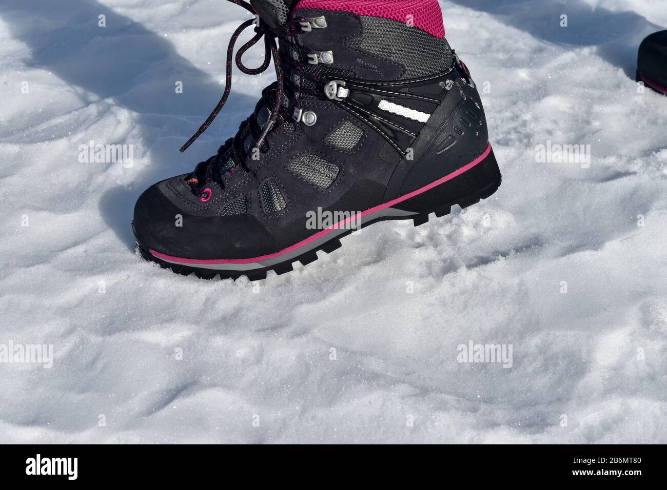 Chaussures de randonnée d'hiver sur neige Photo Stock - Alamy