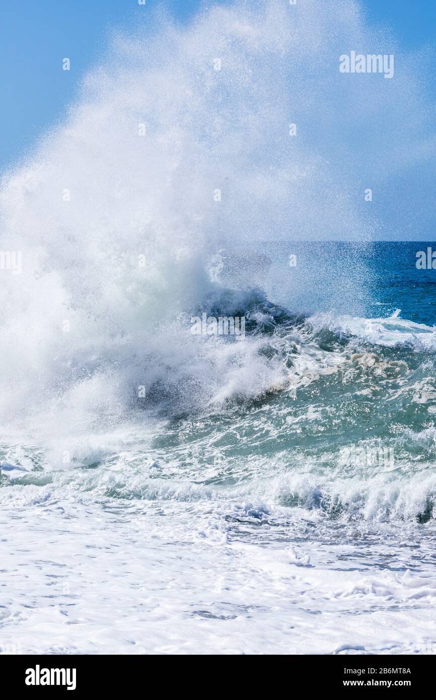 Mer Atlantique lourde avec de grandes vagues qui s'écrasent sur les rochers sur la plage d'Ajuy sur l'île des Canaries de Fuerteventura Banque D'Images