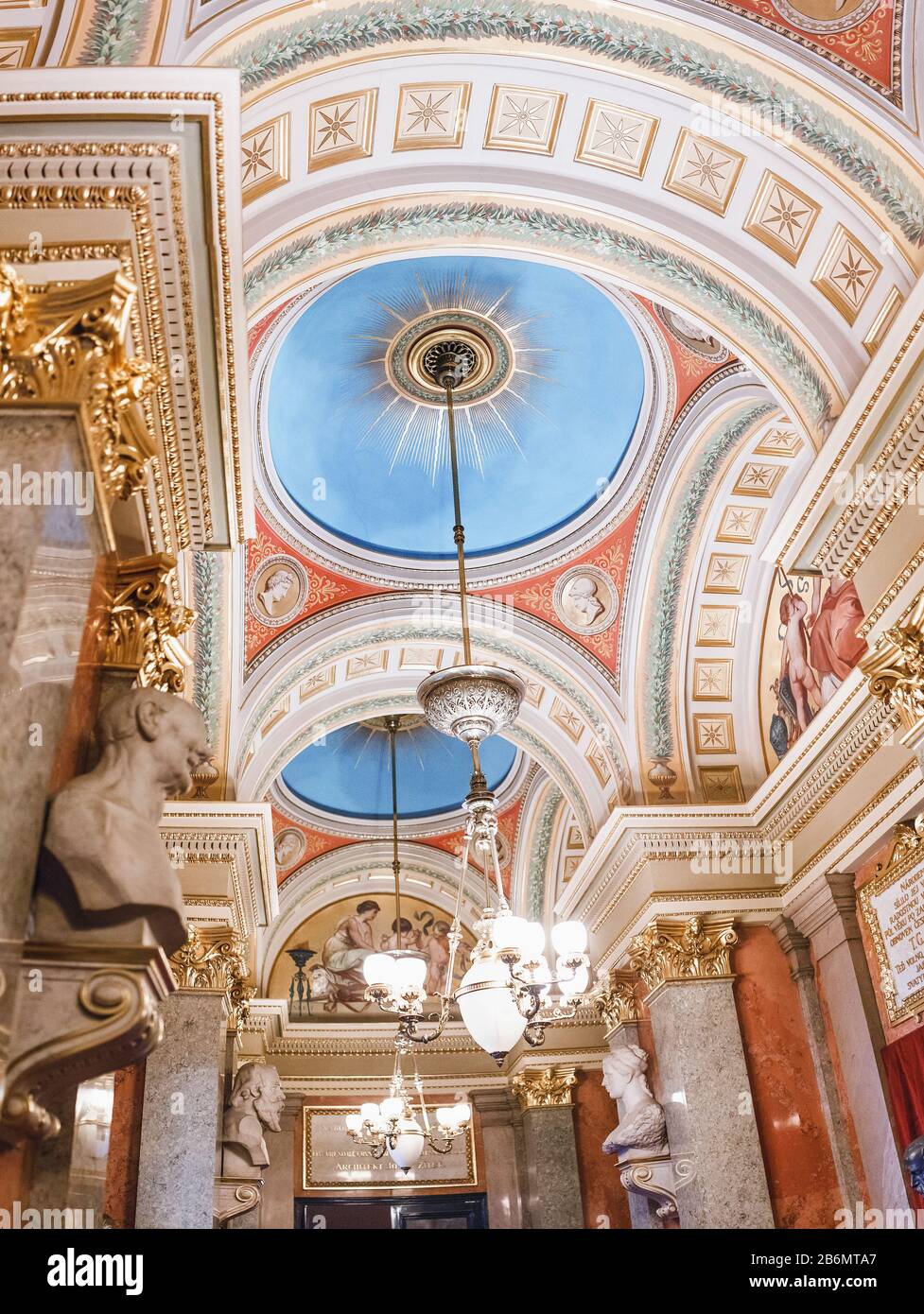 03 DÉCEMBRE 2017, PRAGUE, RÉPUBLIQUE TCHÈQUE : magnifique lustre au plafond avec des peintures au Théâtre national de Prague Banque D'Images