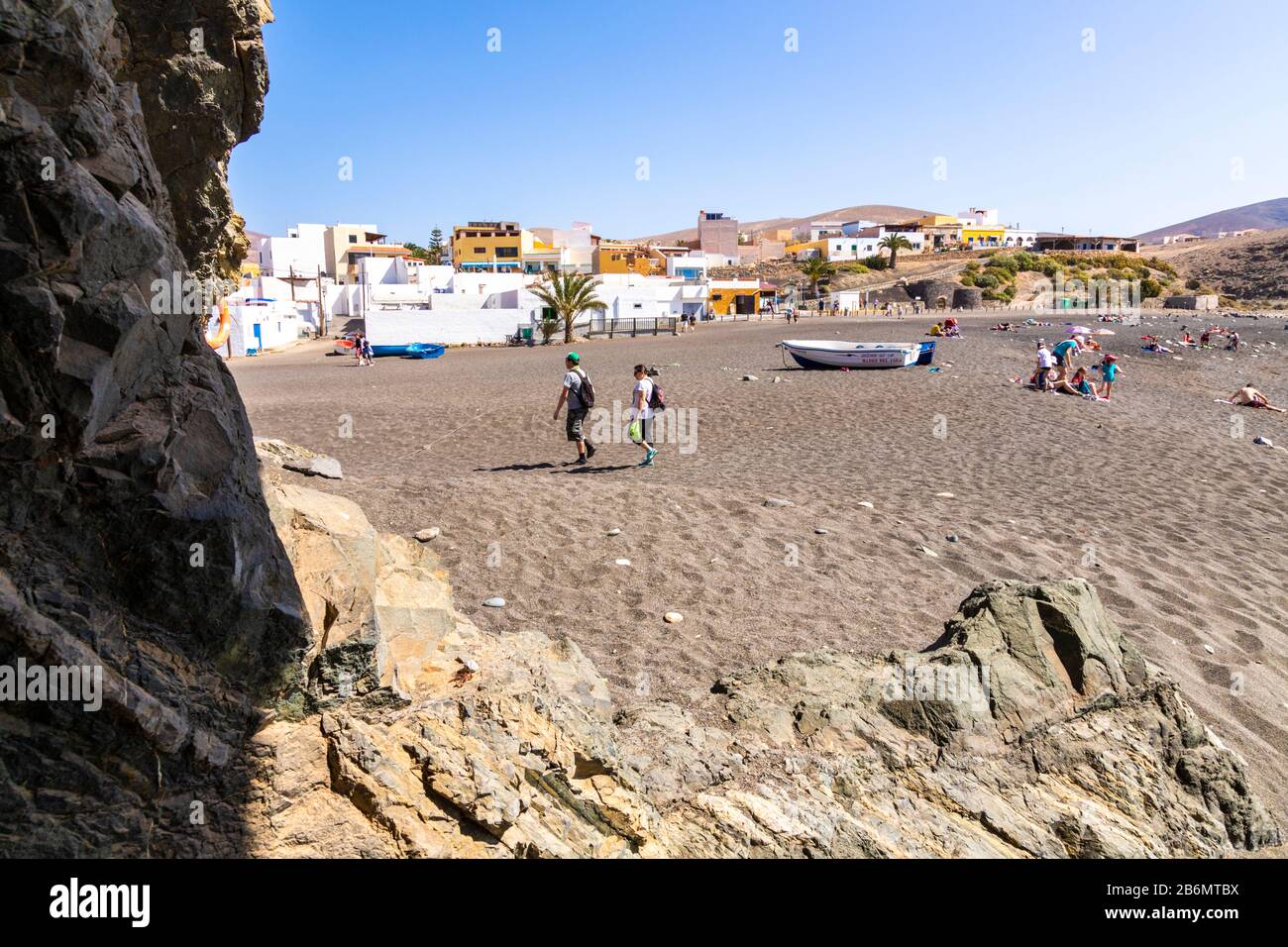 Touristes sur la plage d'Ajuy sur la côte ouest de l'île des Canaries de Fuerteventura Banque D'Images