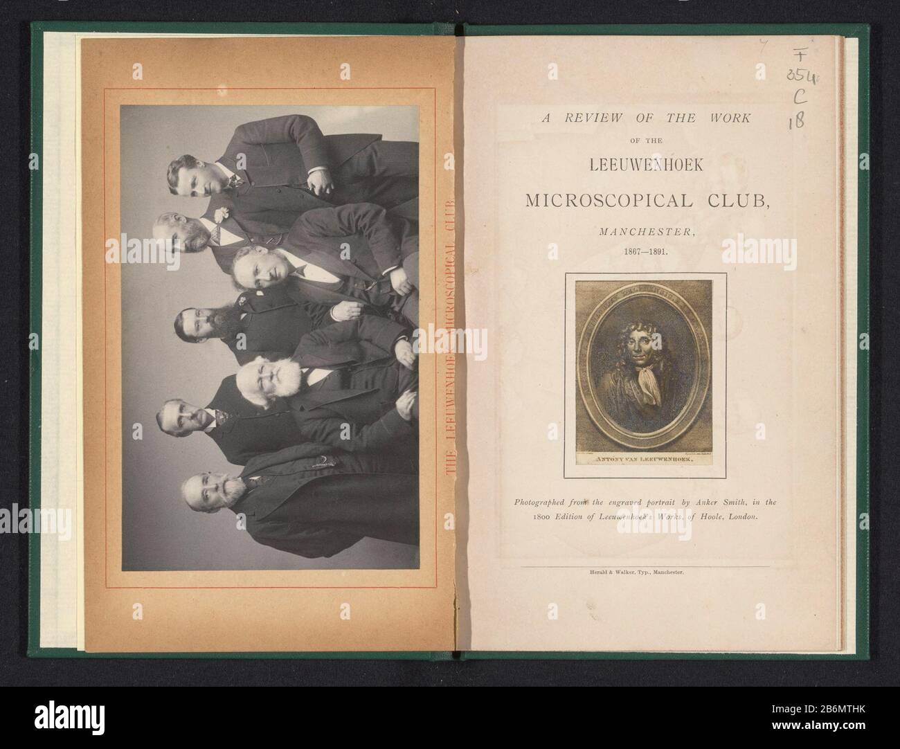 Fotoreproductie van een prent DOOR Anker Smith, voorstellend een portret van Anthony van Leeuwenhoek Antony van Leeuwenhoek (objet titel op) photo reproduction d'une photo par Anker Smith, présentant un portrait par Anthony van Leeuwenhoek Antony van Leeuwenhoek (objet titre) Type de bien: Photo Numéro de la page: RP-F 2001-7-302-2 Fabricant : Photographe: Anonyme pour imprimer par: Anchor Smith (indiqué sur l'objet) Dating: CA. 1881 - en 1891 ou en avant matériel: Papier photo technique: Gélatine argent dimensions de pression: Photo: H 62 mm × b 46 mmToeliechtingFoto on titelpagina Banque D'Images