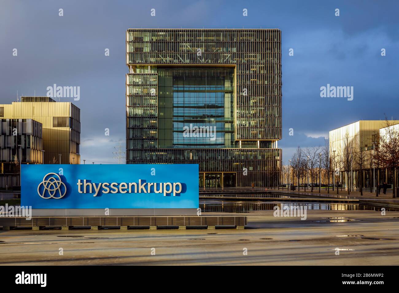 Essen, région de la Ruhr, Rhénanie-du-Nord-Westphalie, Allemagne - siège de ThyssenKrupp, quartier de ThyssenKrupp avec logo de la société devant le bâtiment principal premier Banque D'Images