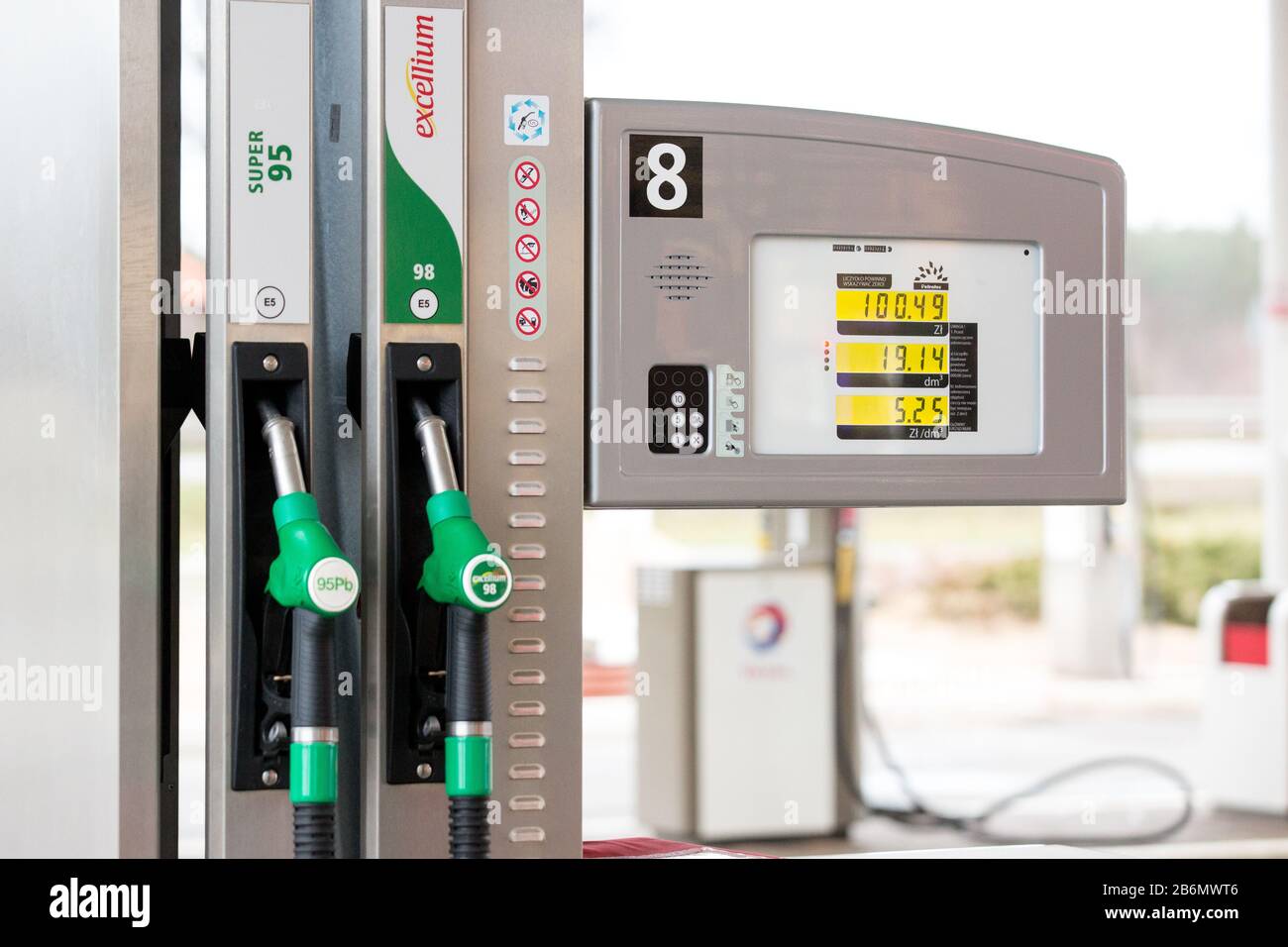 Distributeurs de carburant à la station essence Total. Banque D'Images