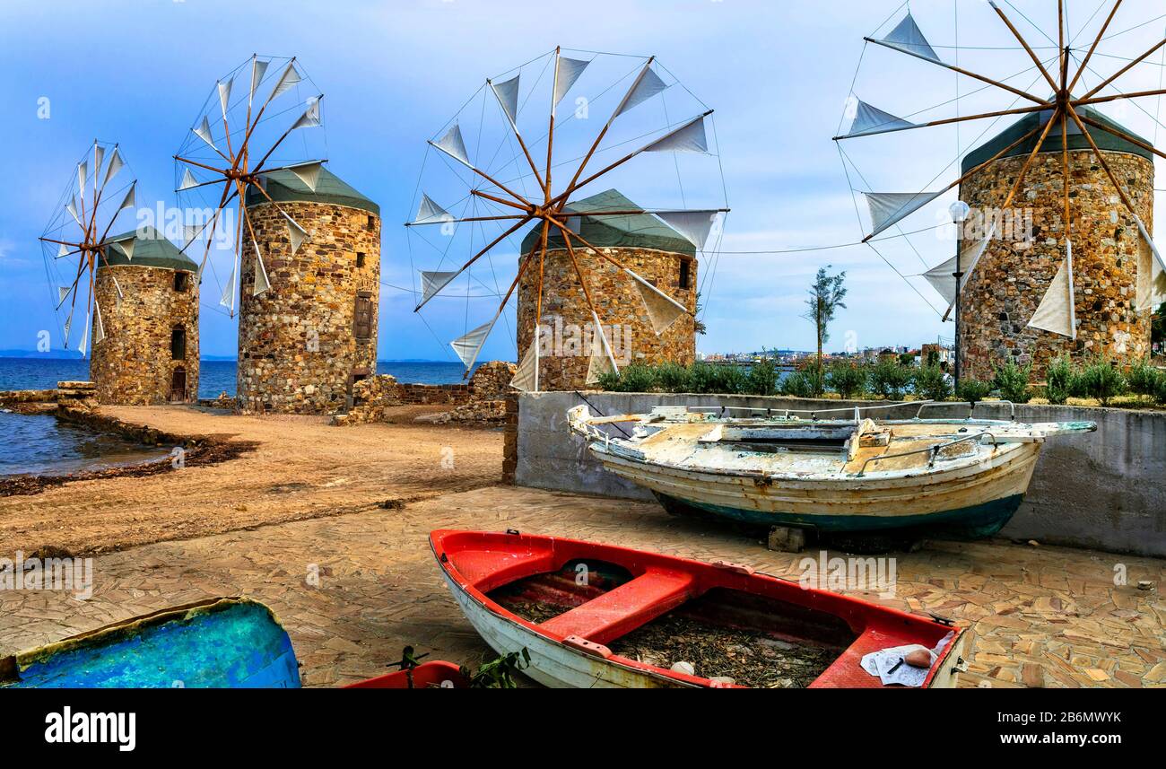 Moulins à vent et bateaux traditionnels sur l'île de Chios, Grèce. Banque D'Images