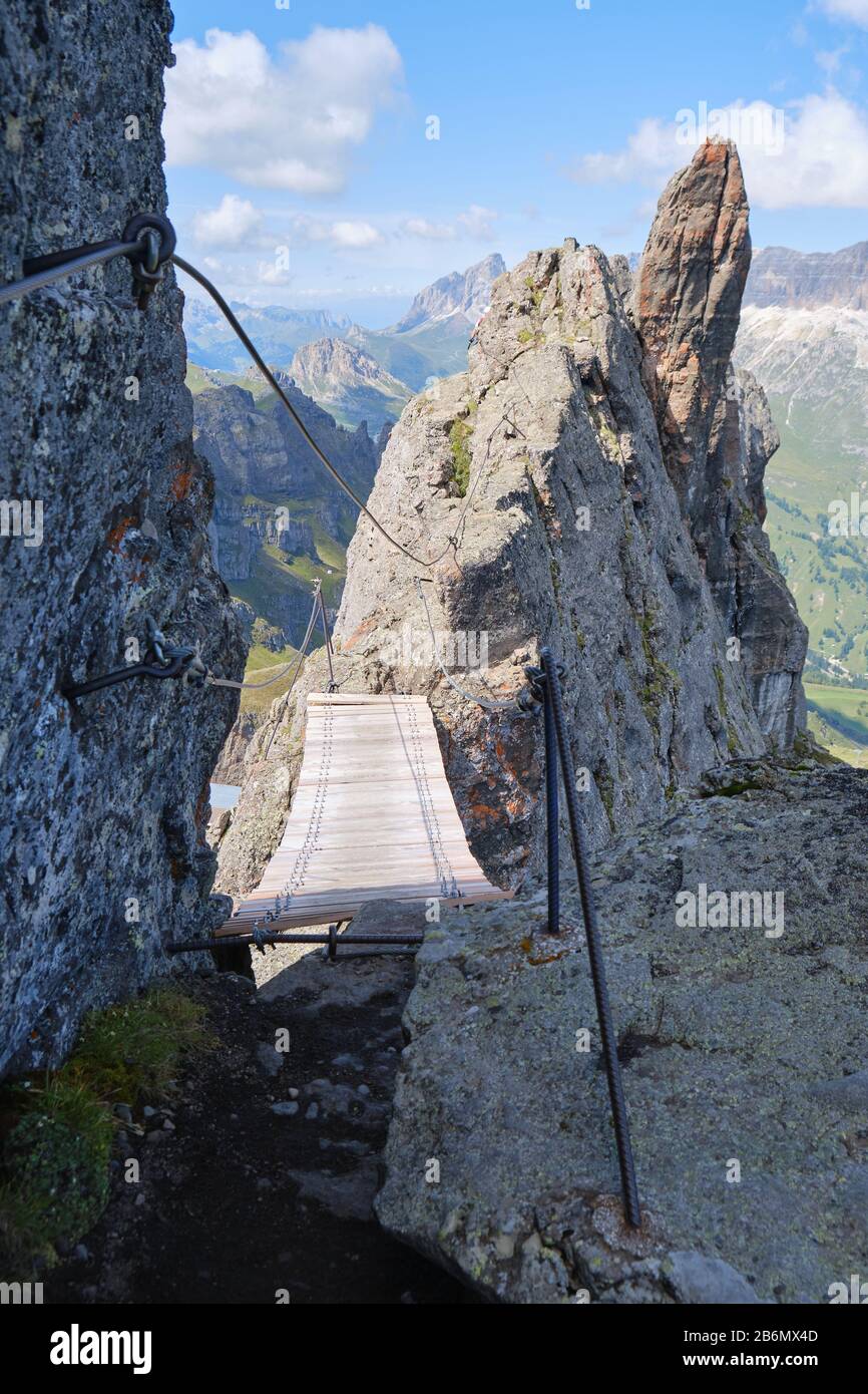 Pont en bois sur via ferrata Delle Trincee (sens Chemin des tranchées), Padon Ridge, Dolomites montagnes, Italie. Banque D'Images