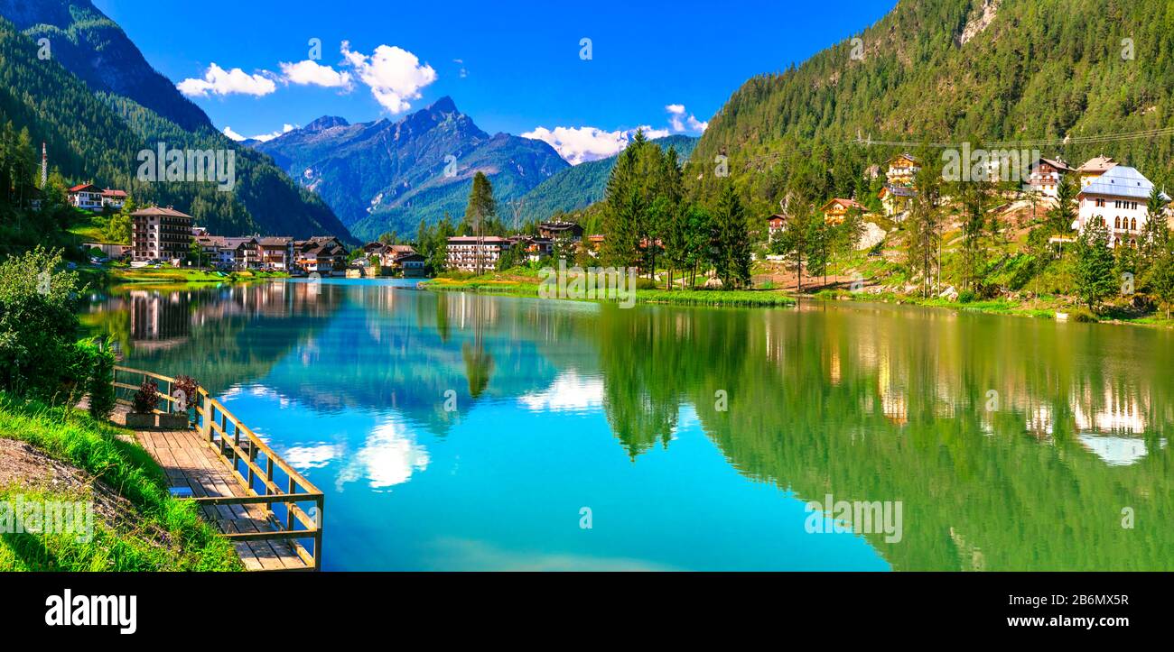 Magnifique lac Alleghe, vue panoramique, région Vénétie, Italie. Banque D'Images