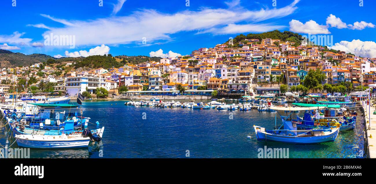 Belle ville de Plomari, île de Lesbos, Grèce. Banque D'Images