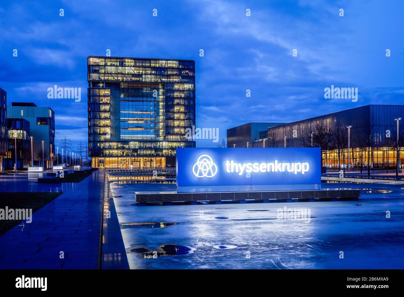 Essen, région de la Ruhr, Rhénanie-du-Nord-Westphalie, Allemagne - siège de ThyssenKrupp, quartier de ThyssenKrupp avec logo de la société devant le bâtiment principal premier Banque D'Images