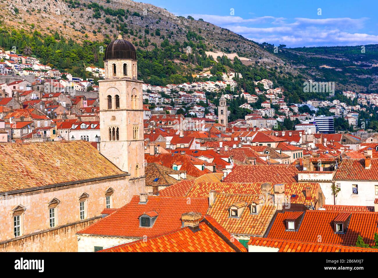 Toits rouges traditionnels et cathédrale dans la vieille ville de Dubrovnik, Croatie. Banque D'Images