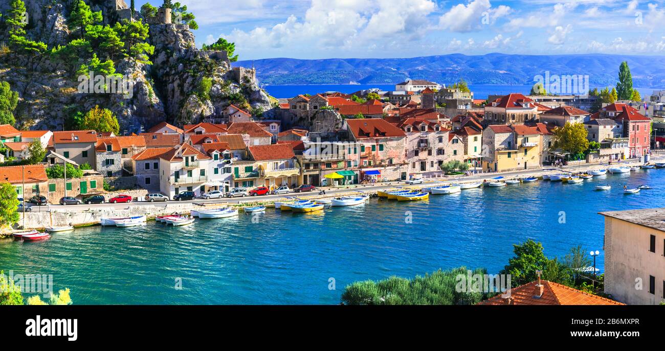 Maisons colorées traditionnelles dans la ville d'Omis, Croatie. Banque D'Images