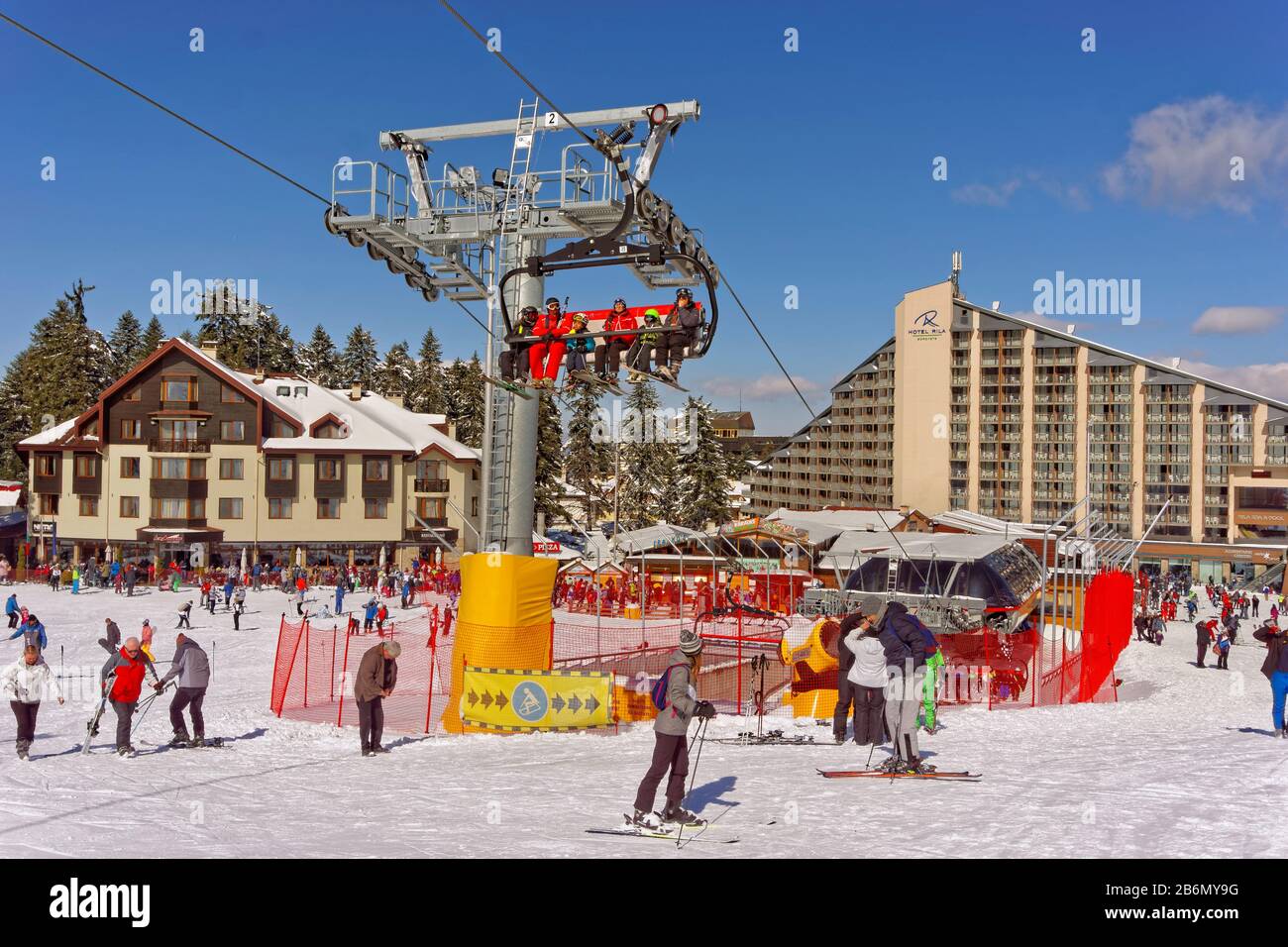 Nouveau télésiège de 6 personnes près de Ice Angels Hotel et Rila Hotel à la station de ski de Borovets, Targovishte, Bulgarie. Banque D'Images