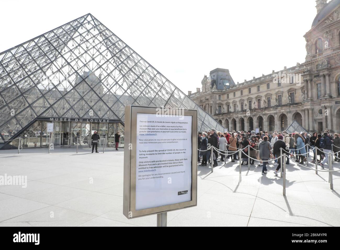 CORONAVIRUS : LE LOUVRE RESTREINT L'ENTRÉE Banque D'Images