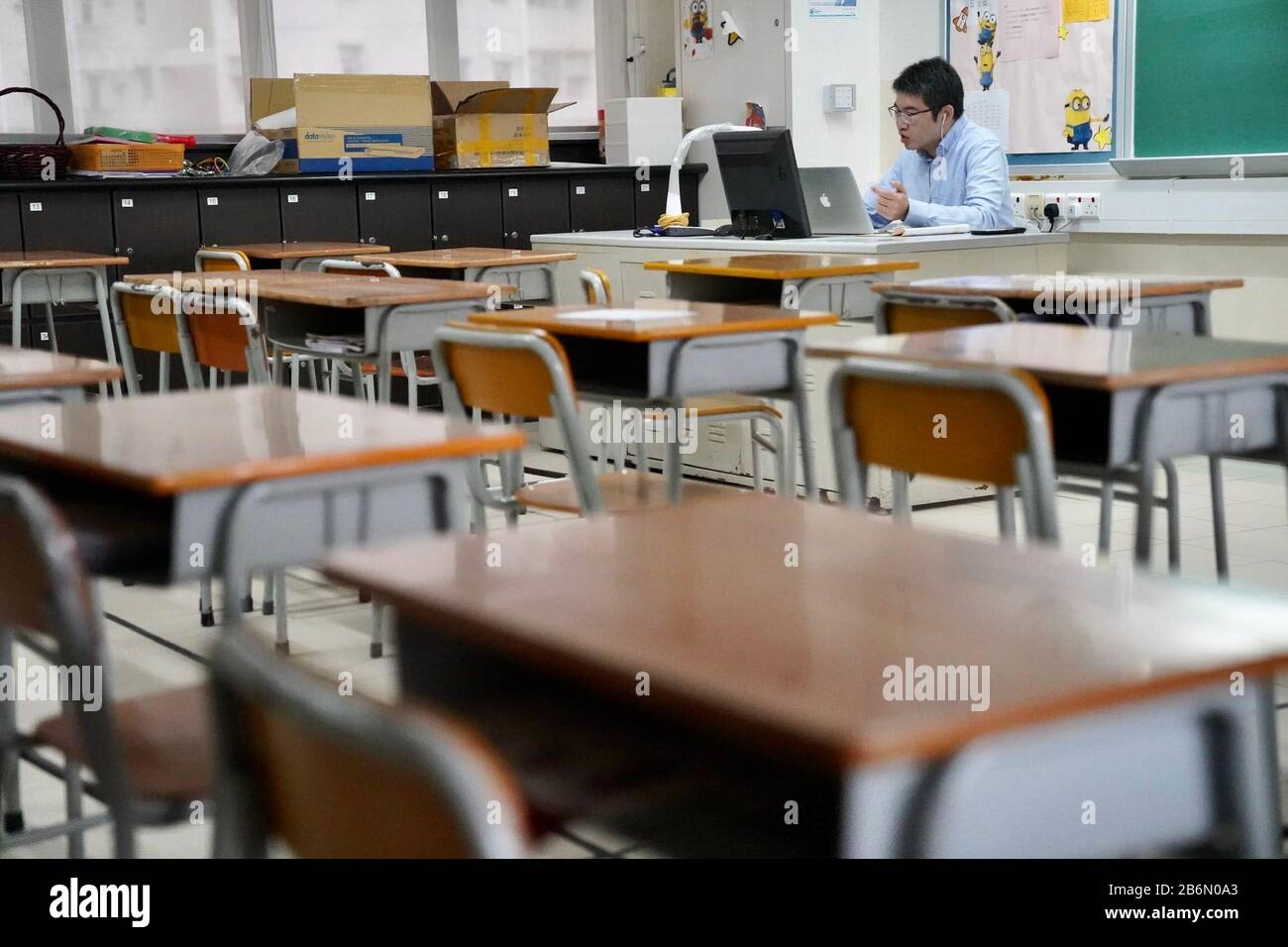 Hong Kong, Chine. 11 mars 2020. Un enseignant donne un cours en ligne aux étudiants du Collège Hon Wah à Hong Kong, en Chine méridionale, le 11 mars 2020. Le nombre total de cas confirmés de COVID-19 à Hong Kong est passé à 126, a déclaré mercredi après-midi le Centre de protection de la santé de Hong Kong (CHP). Crédit: Lui Siu Wai/Xinhua/Alay Live News Banque D'Images