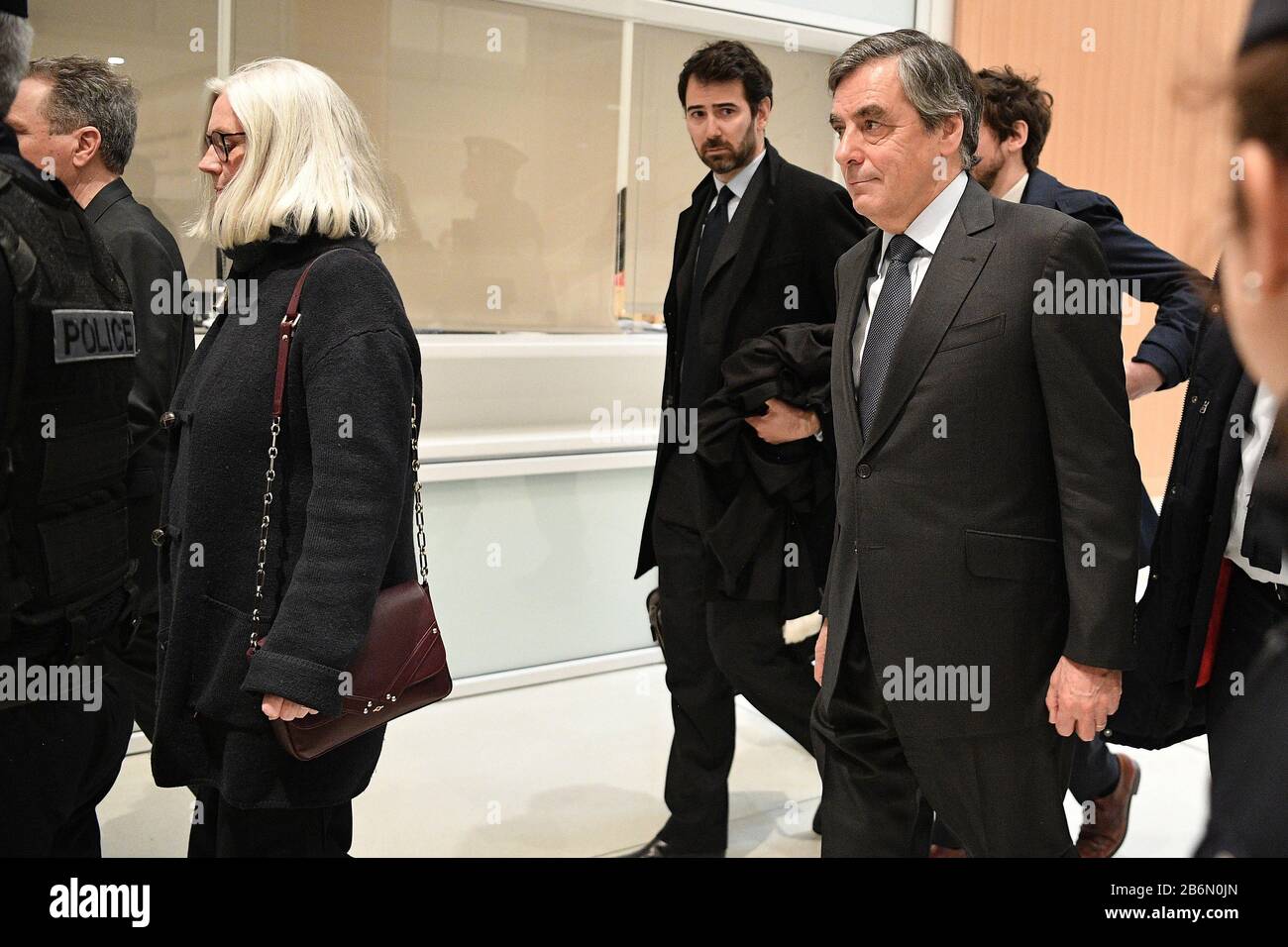 (200311) -- PARIS, le 11 mars 2020 (Xinhua) -- photo de dossier montre l'ancien Premier ministre français François Fillon et sa femme Penelope Fillon qui arrivent dans un palais de justice à Paris, en France, le 24 février 2020. Les procureurs français ont demandé mardi une "peine exemplaire" à l'encontre de l'ancien Premier ministre François Fillon, accusé de détournement de fonds publics en créant un faux emploi pour sa femme. (Photo De Jack Chan/Xinhua) Banque D'Images