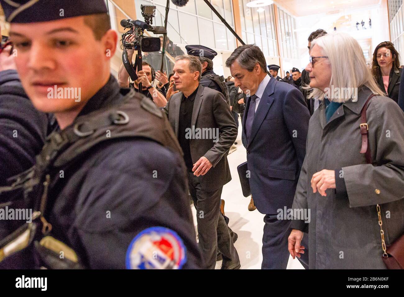 (200311) -- PARIS, le 11 mars 2020 (Xinhua) -- photo de dossier montre l'ancien Premier ministre français François Fillon et sa femme Penelope Fillon arrivant au palais de justice de Paris, France, le 26 février 2020. Les procureurs français ont demandé mardi une "peine exemplaire" à l'encontre de l'ancien Premier ministre François Fillon, accusé de détournement de fonds publics en créant un faux emploi pour sa femme. (Photo De Aurelien Morissard/Xinhua) Banque D'Images