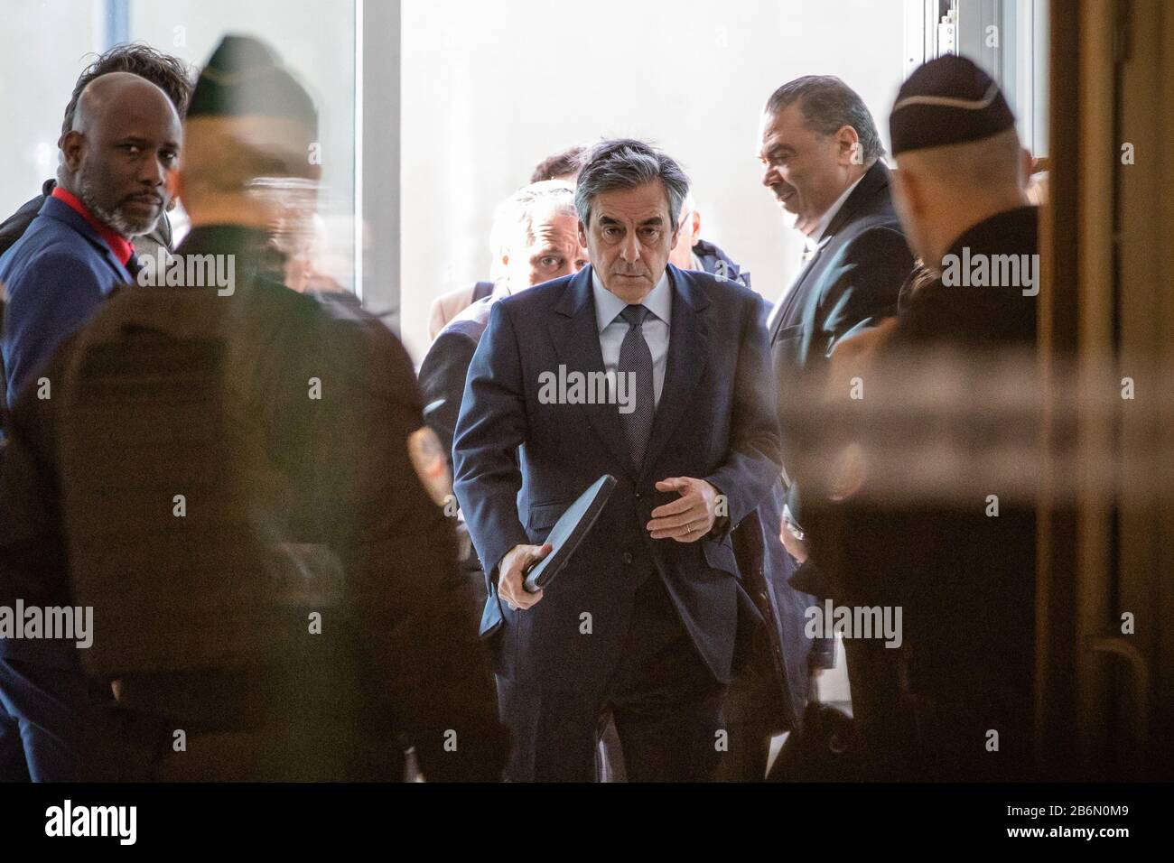 (200311) -- PARIS, le 11 mars 2020 (Xinhua) -- photo de dossier montre l'ancien Premier ministre français François Fillon (C) arrivant au palais de justice de Paris, France, le 26 février 2020. Les procureurs français ont demandé mardi une "peine exemplaire" à l'encontre de l'ancien Premier ministre François Fillon, accusé de détournement de fonds publics en créant un faux emploi pour sa femme. (Photo De Aurelien Morissard/Xinhua) Banque D'Images