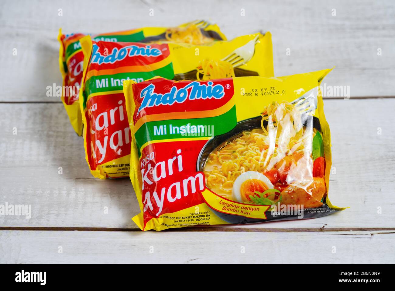 Nouilles instantanées Indomie. Des nouilles célèbres d'Indonésie et maintenant peuvent être trouvées même jusqu'en Europe et en Afrique Banque D'Images
