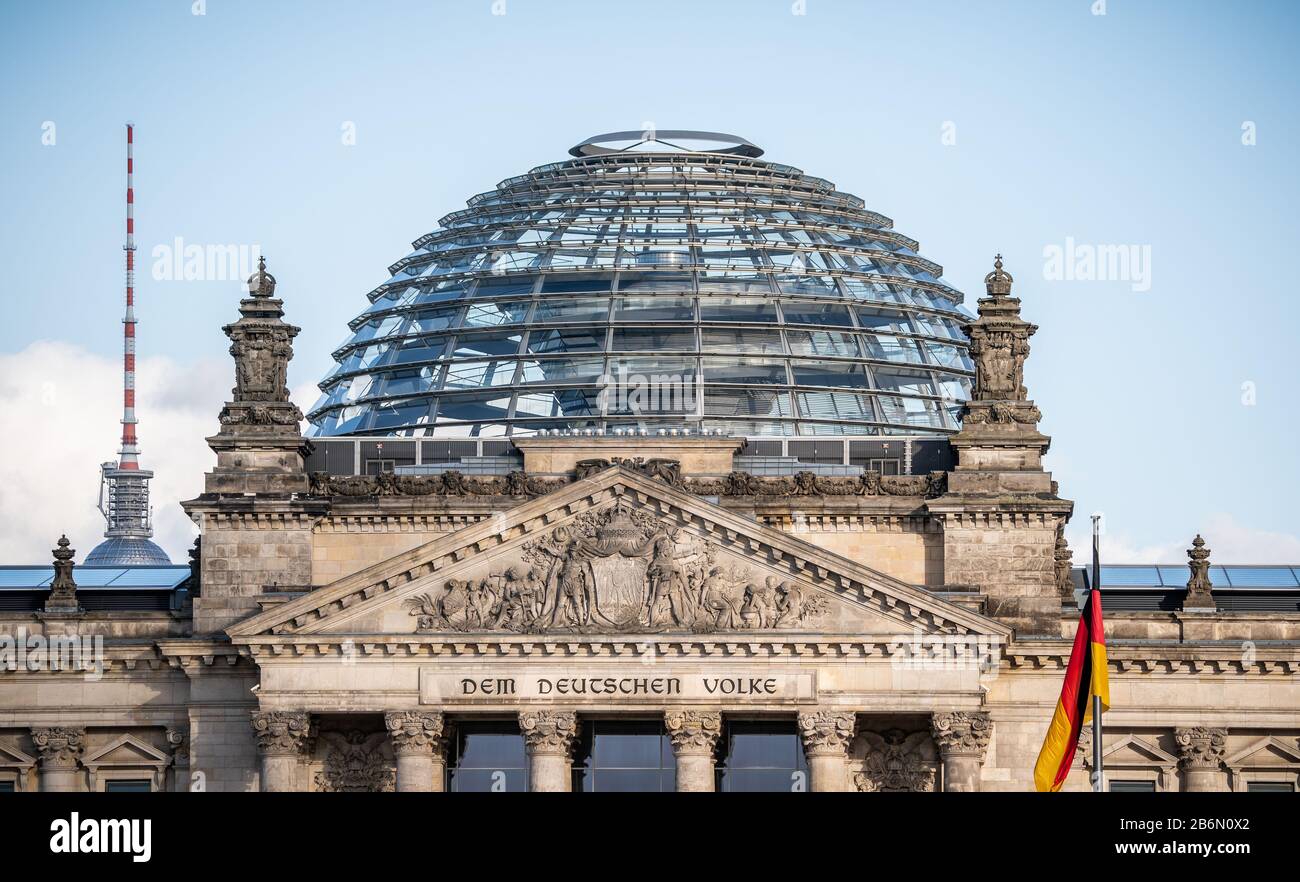 11 mars 2020, Berlin: Le dôme du bâtiment du Reichstag, siège du Bundestag allemand, est déserté après sa fermeture pour les visiteurs jusqu'à nouvel ordre. La raison en est une nouvelle prévention de l'infection possible par le coronavirus. Photo : Michael Kappeler/Dpa Banque D'Images