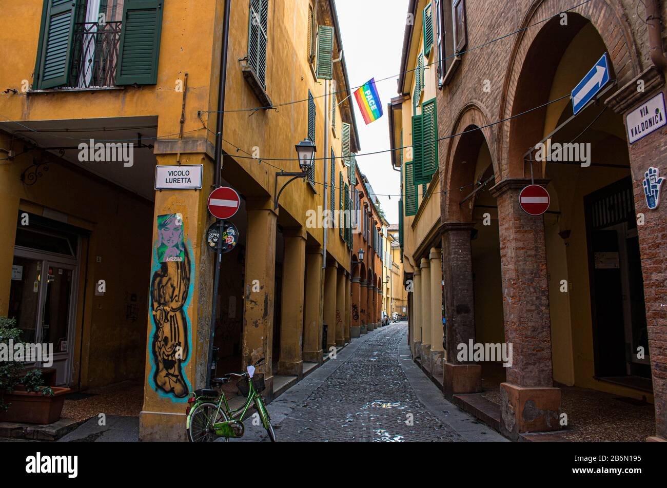 Parmi les beautés de l'Italie, les allées de Bologne sont le lieu le plus souterrain que vous pouvez visiter Banque D'Images