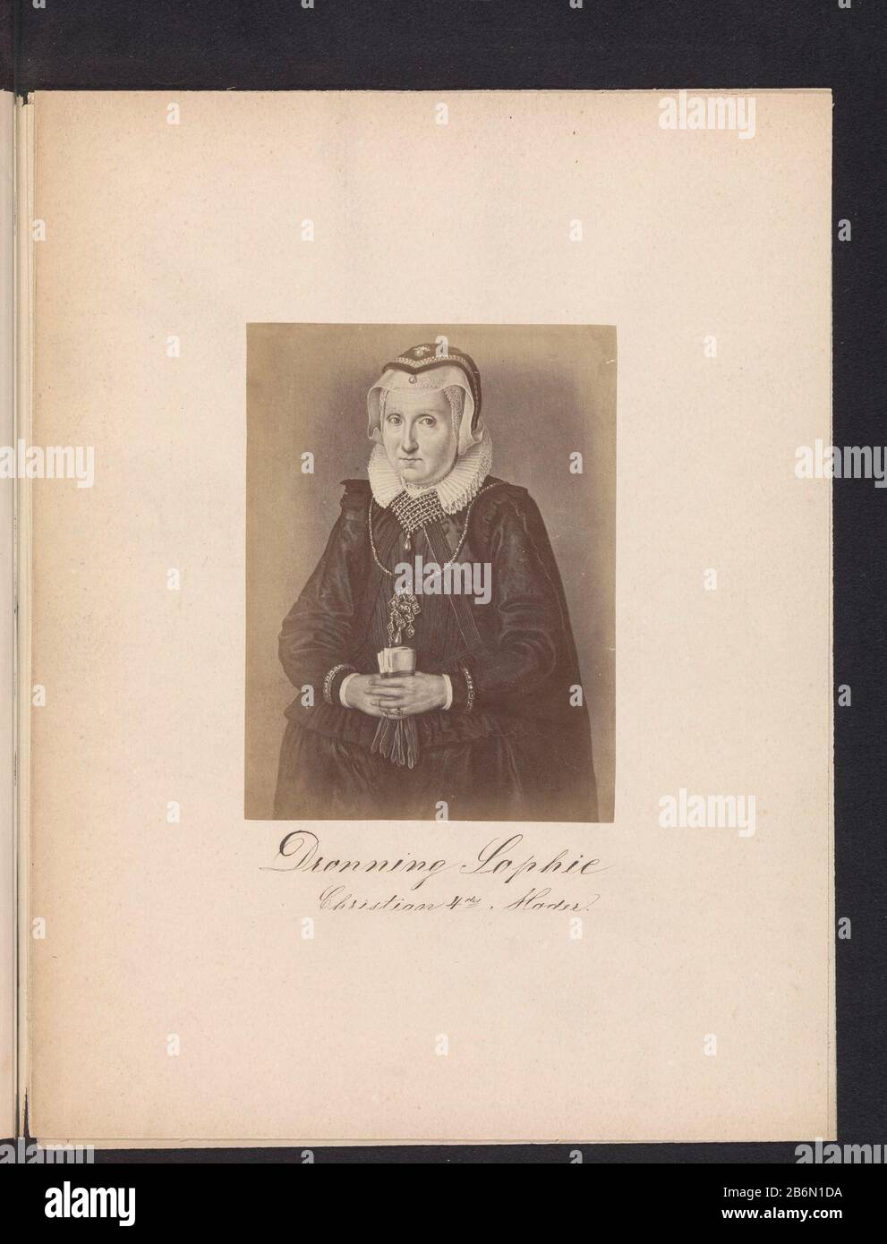 Reproduction photo d'une peinture, représentant un portrait de la reine Sophia de Mecklembourg-GüstrowDronning Sophie. Christian 4des Moder (titre objet) Type de bien: Photo reproduction page Numéro d'article: RP-F 2001-7-742-3 Fabricant : Photographe Julius Wulff à peindre par: Anonyme Date: CA. 1858 - ou pour 1862 matériau: Papier technique: Albumen taille imprimable: Photo: H 165 mm × W 123 mm Objet: Règle, souverain - BB - femme rulerWie Sophia de Mecklembourg-Güstrow Banque D'Images